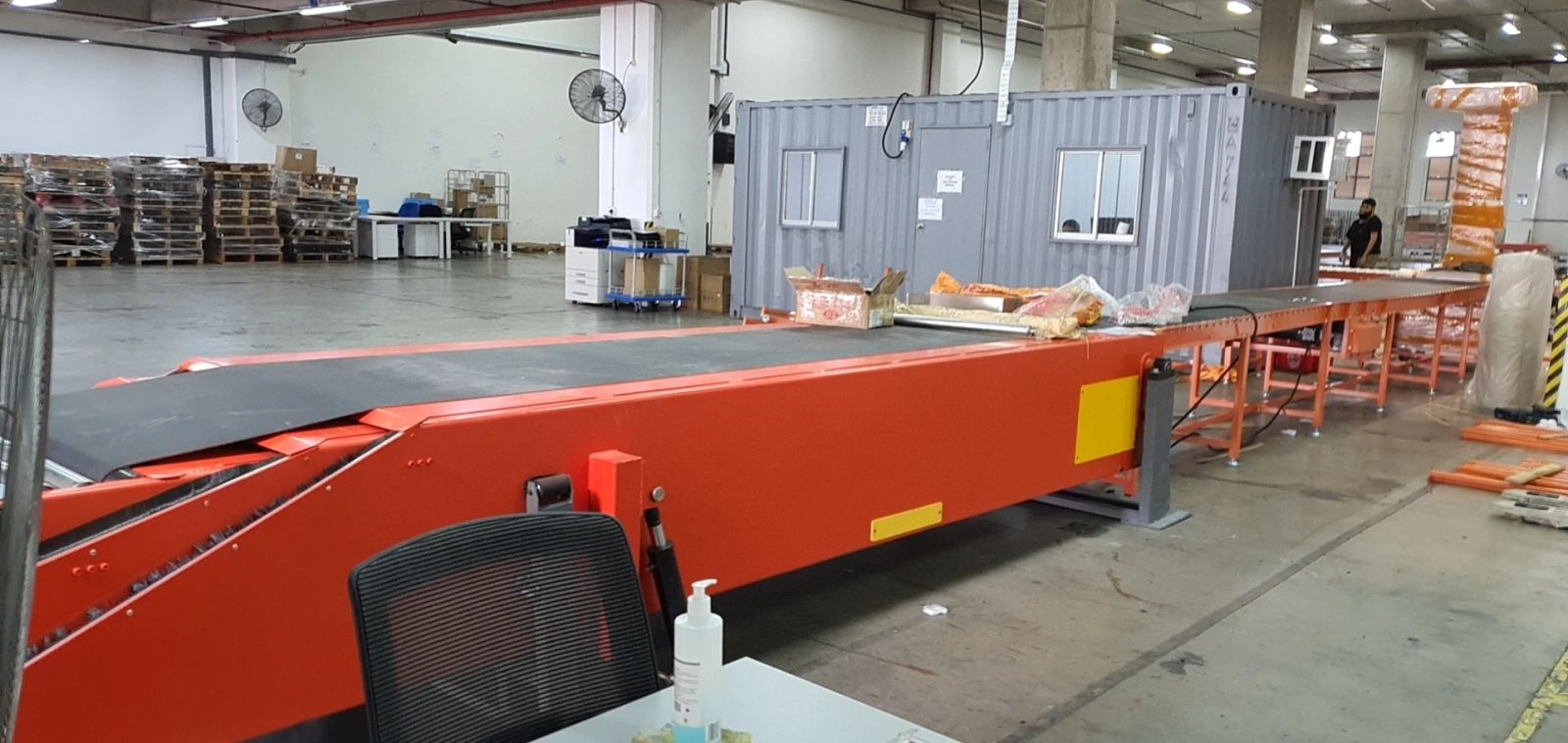 Telescopic belt conveyor reaching from the loading bay into the warehouse